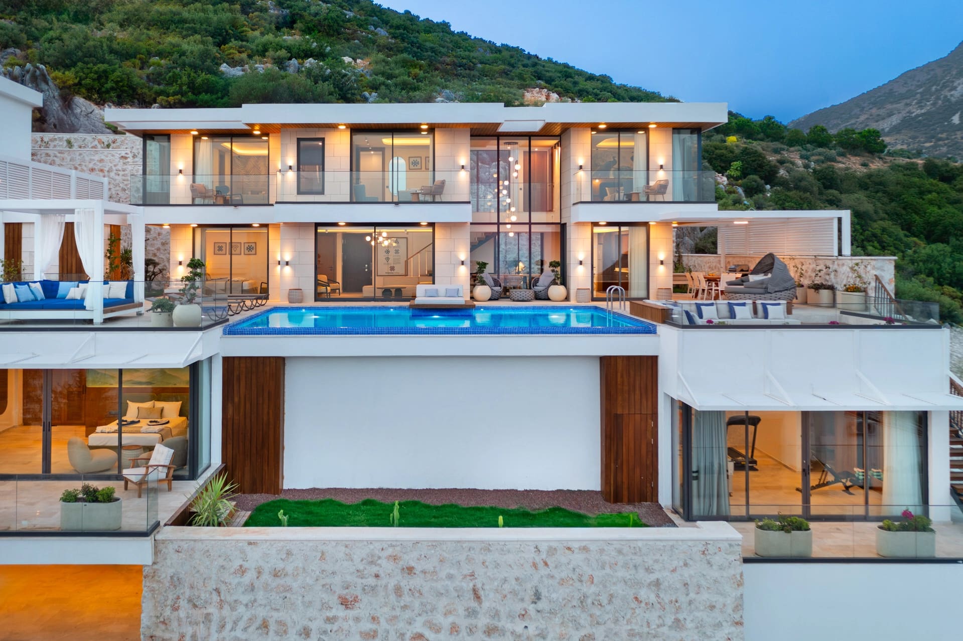 Dağ yamacında konumlanmış, sonsuzluk havuzuna ve modern mimariye sahip iki katlı villa.