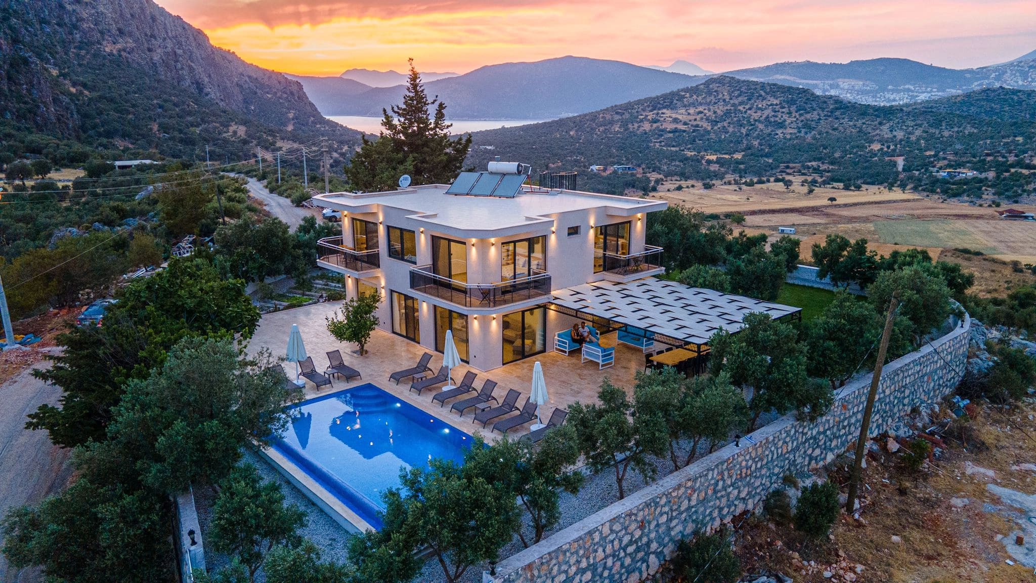 Gün batımında dağ manzaralı, havuzlu ve geniş bahçeli müstakil villa.