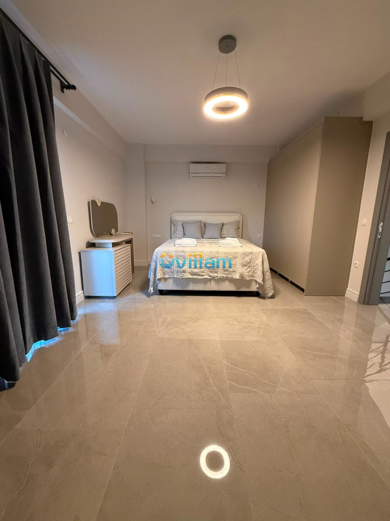 Modern tasarımlı, geniş aynalı ve gardıroplu çift kişilik yatak odası.