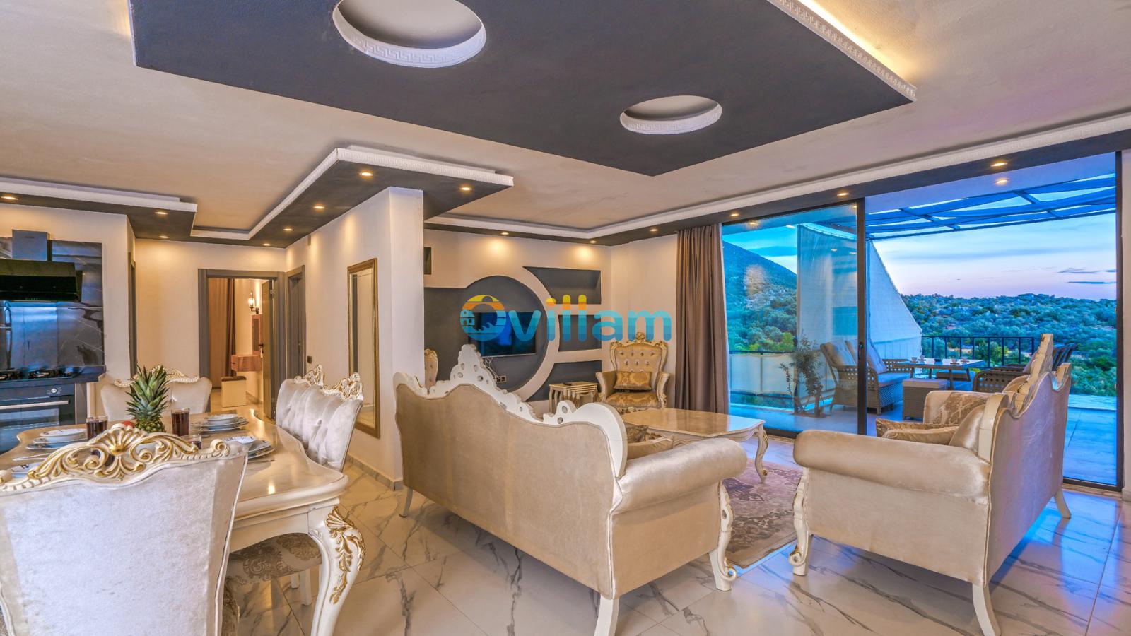 Modern salon takımı, yemek masası ve geniş cam balkon kapısının görüldüğü iç mekan.