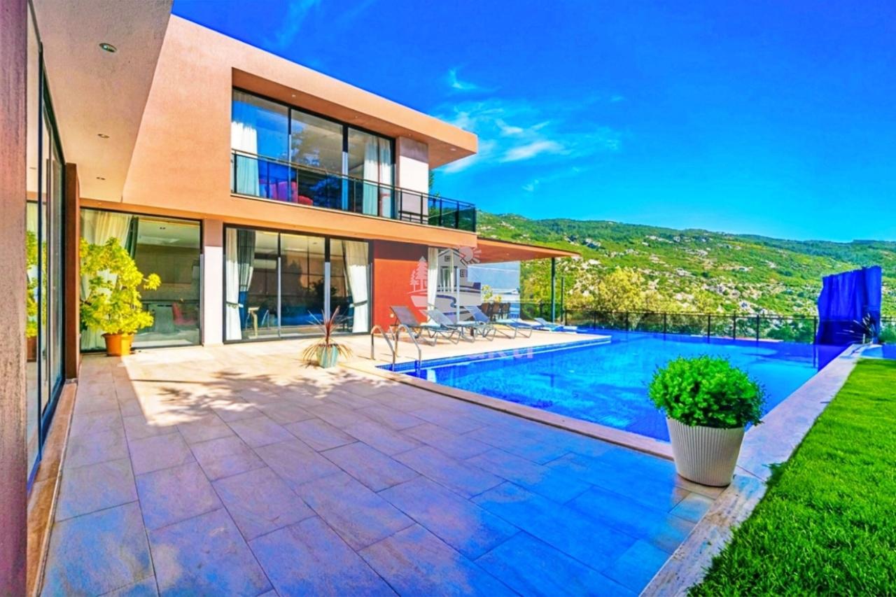Geniş havuzlu, iki katlı modern villanın dış cephesi ve bahçesi.