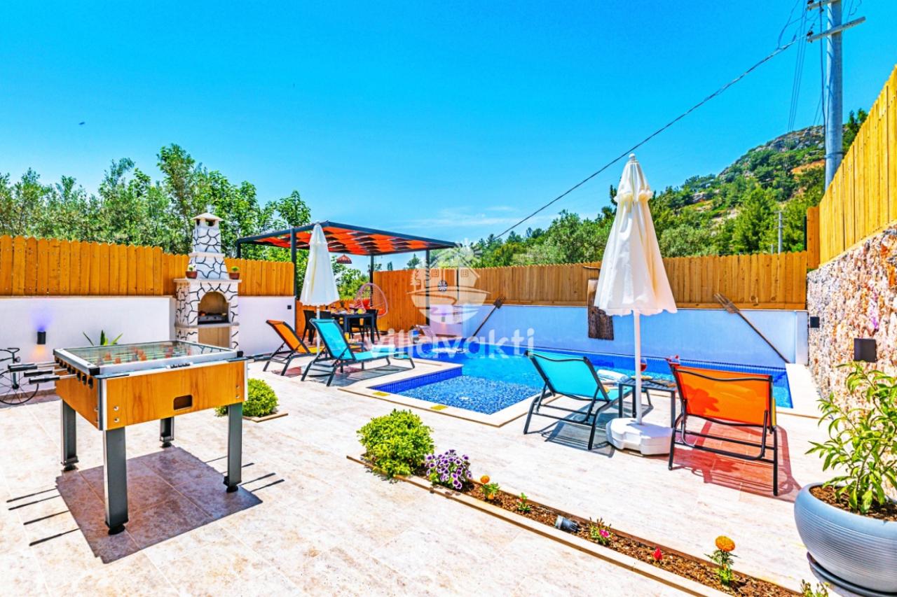 Bahçesinde havuz, langırt masası ve barbekü alanı bulunan villa.