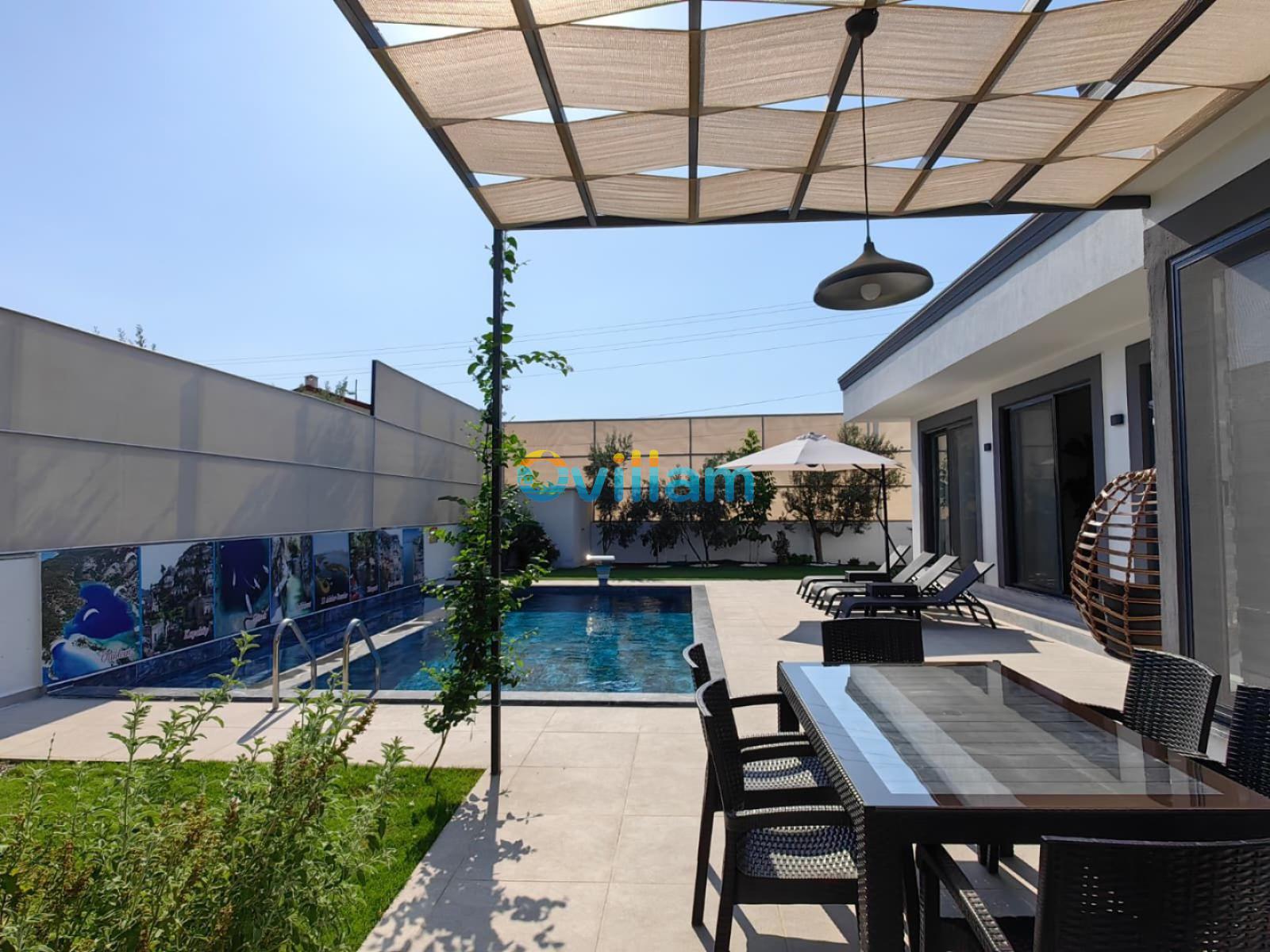 Güneşlikli havuz kenarı, yemek masası ve şezlonglar