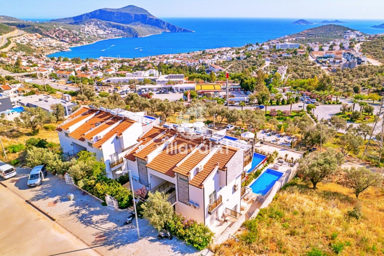 Deniz manzaralı yerleşim yerindeki villaların havadan görünümü