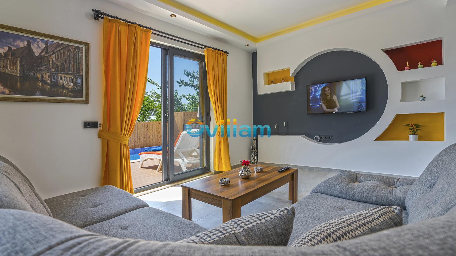 Sarı perdeli, gri koltuklu ve tv üniteli oturma odası