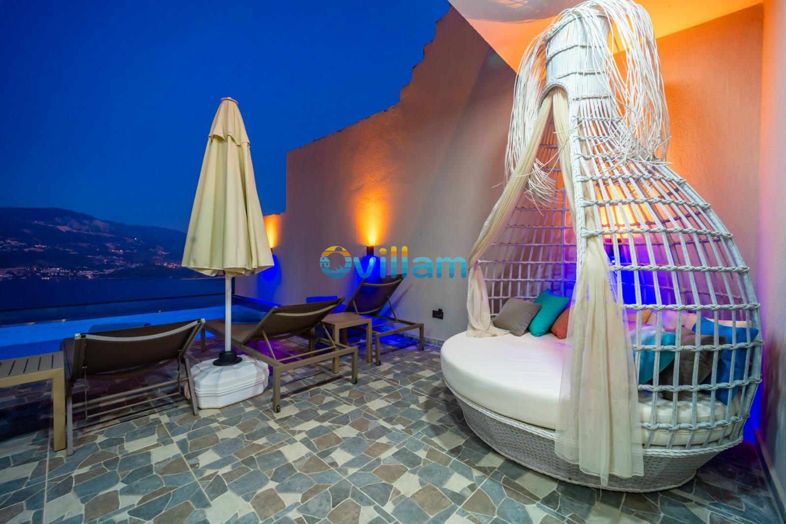 Aydınlatmalı balkon ve rahat oturma alanı.