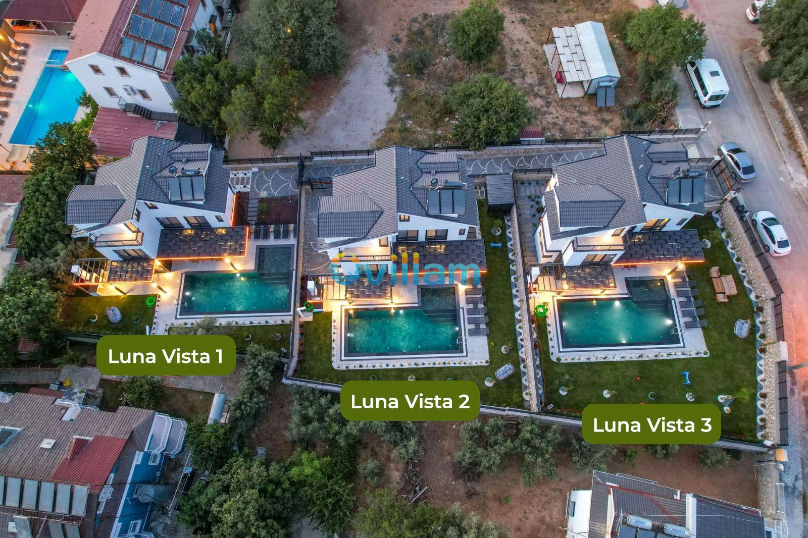 Luna Vista villalarının havadan gece görünümü.