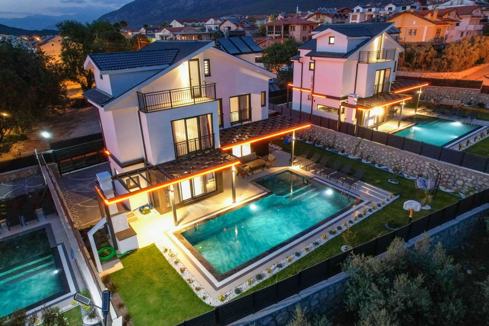 Villa Luna Vista 2'nin akşam aydınlatmalı havuzu ve dış cephesi.
